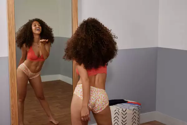 Chica frente al espejo en undies Aerie