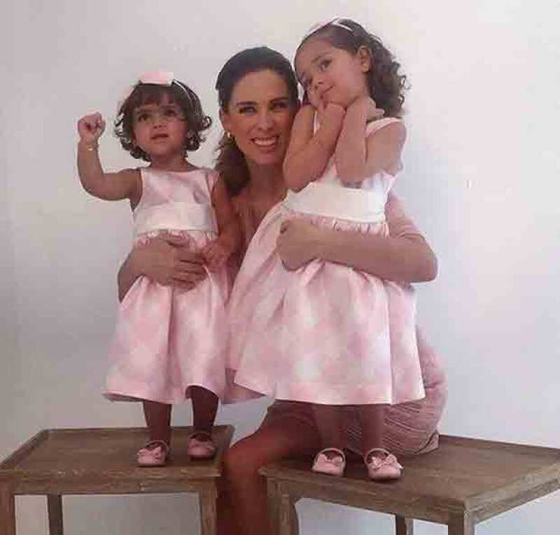 La conductora con sus dos hijas, Jacky y Carolina, de 3 y 1 años respectivamente.