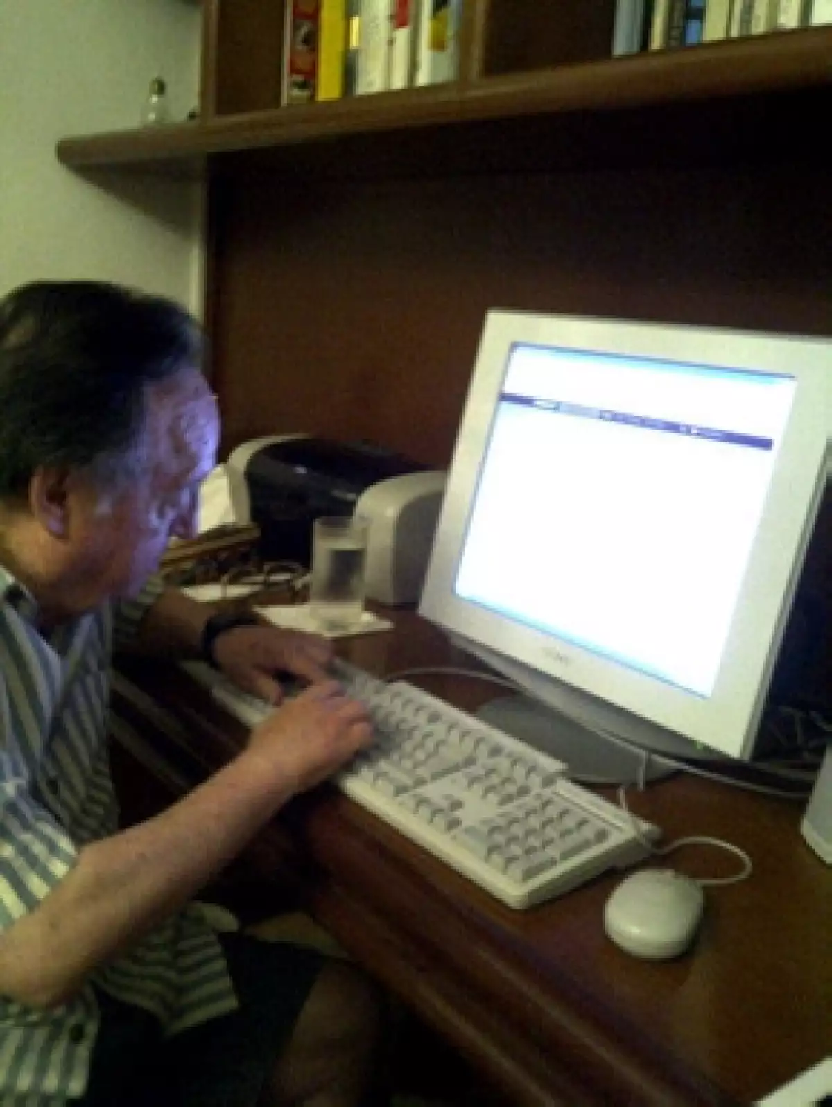 Chespirito escribiendo su primer `tuit´