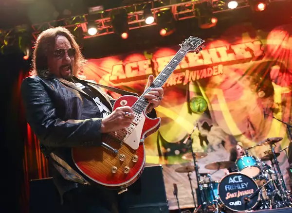 Foto de Ace Frehley en un concierto de Las Vegas en 2016 tocando su icónica guitarra roja