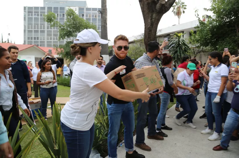 Canelo Álvarez ayuda en el DIF de Jalisco tras sismo en México