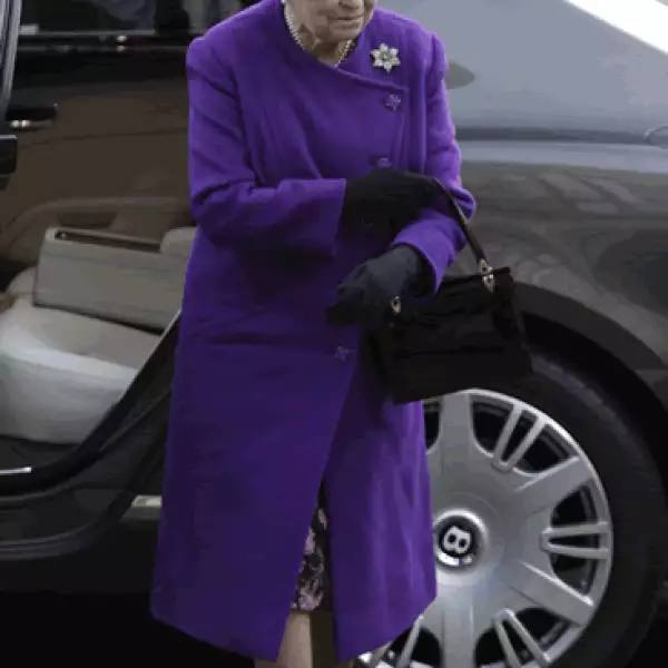 La familia real también ha sido criticada por su costoso estilo de vida y la reina ha tenido que ceder algunos de sus privilegios.