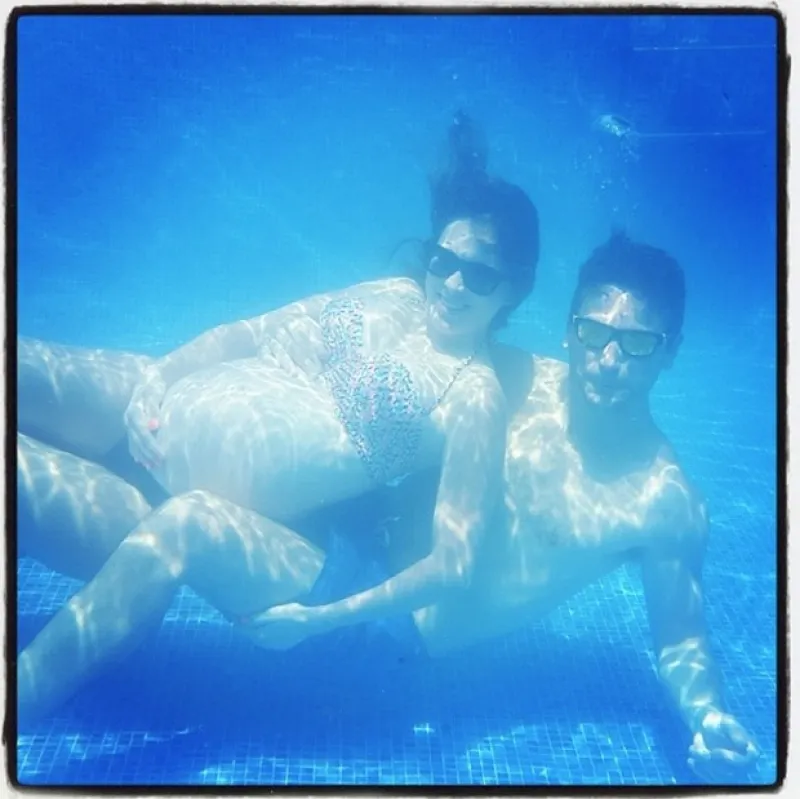 El orgulloso padre de Mini Jacky subió a su cuenta de Instagram una foto donde aparece junto a su linda y muy embarazada esposa, divirtiéndose en una alberca.