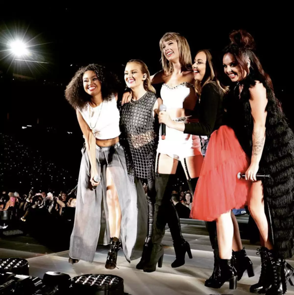 Durante el concierto que ofreció Taylor en Santa Clara, California, invitó al par de celebs a disfrutar el show desde el escenario.