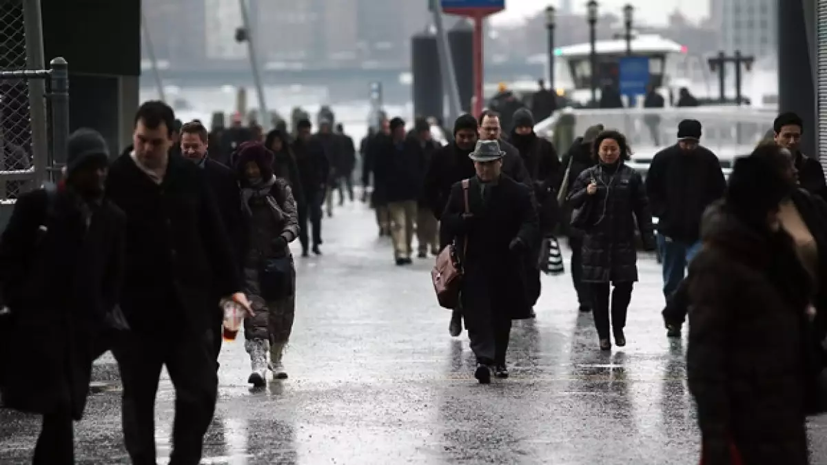 gente caminando con frio en nueva yokr