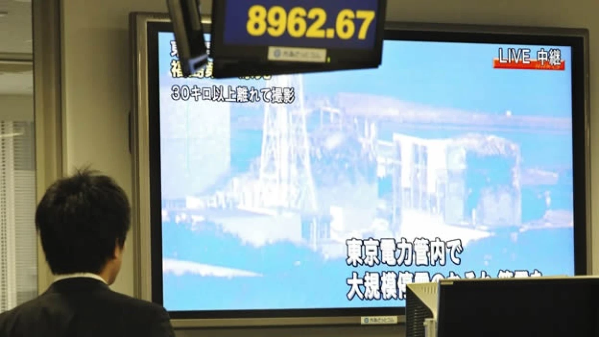 un japones sigue el desastre en la planta de fukushima