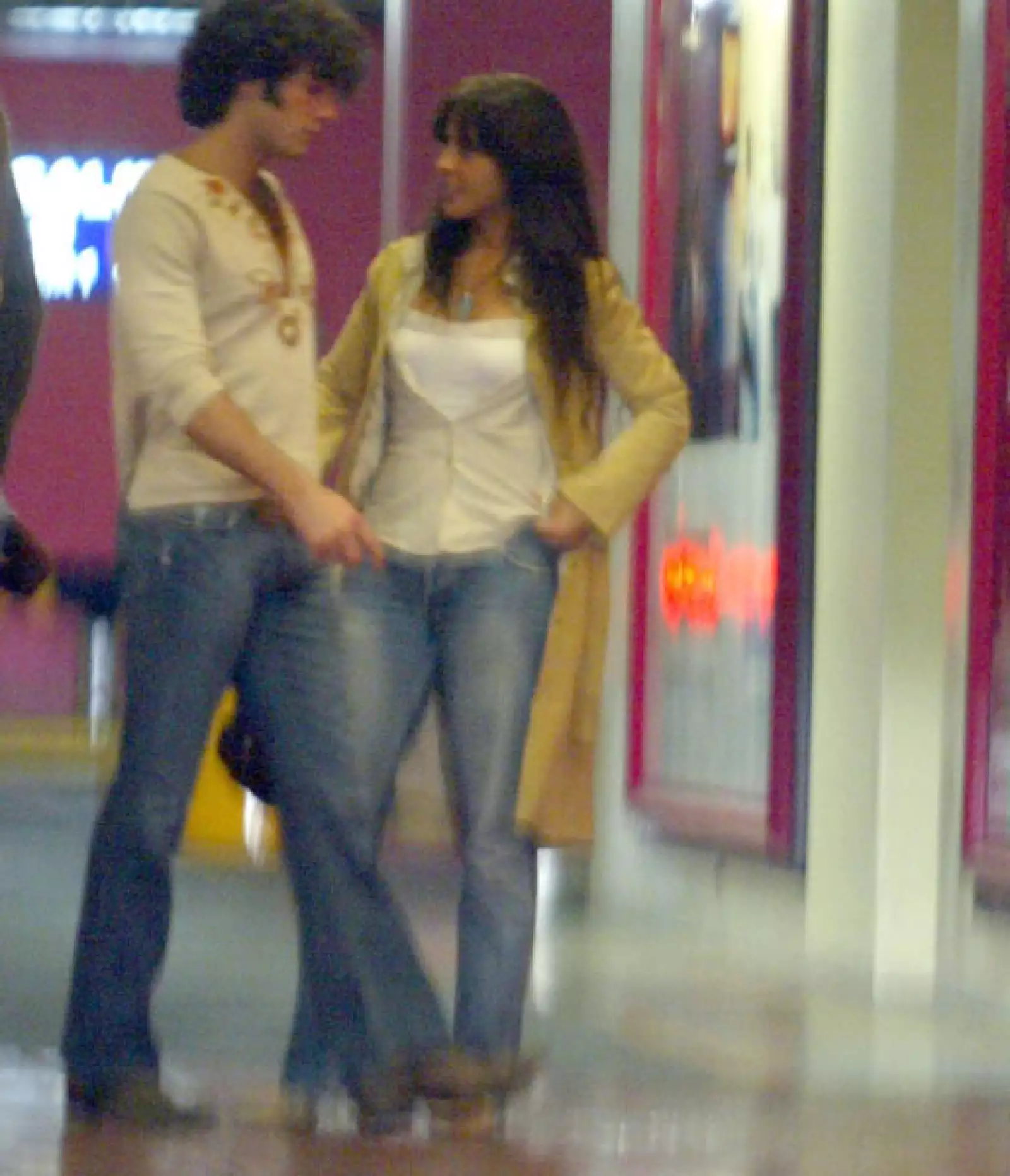 En 2006 la relación entre Kate y Aarón se confirmaba tras la publicación de unas fotografías donde se les veía besándose. (Foto: Clasos.com)  En mayo de 2006 se hicieron novios por primera vez, cuando se conocieron durante la filmación de la película `Amas de casa´.