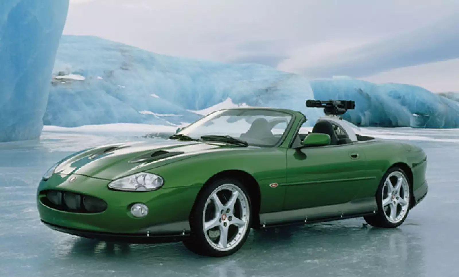 Finalizamos con el único Jaguar que aparece en la exposición del museo del automóvil de Beaulieu, que apareció en la cinta ‘Die Another Day’. Tenía sistema de metralletas en la parte trasera, misiles en sus puertas y sistema térmico para ver a los enemigo