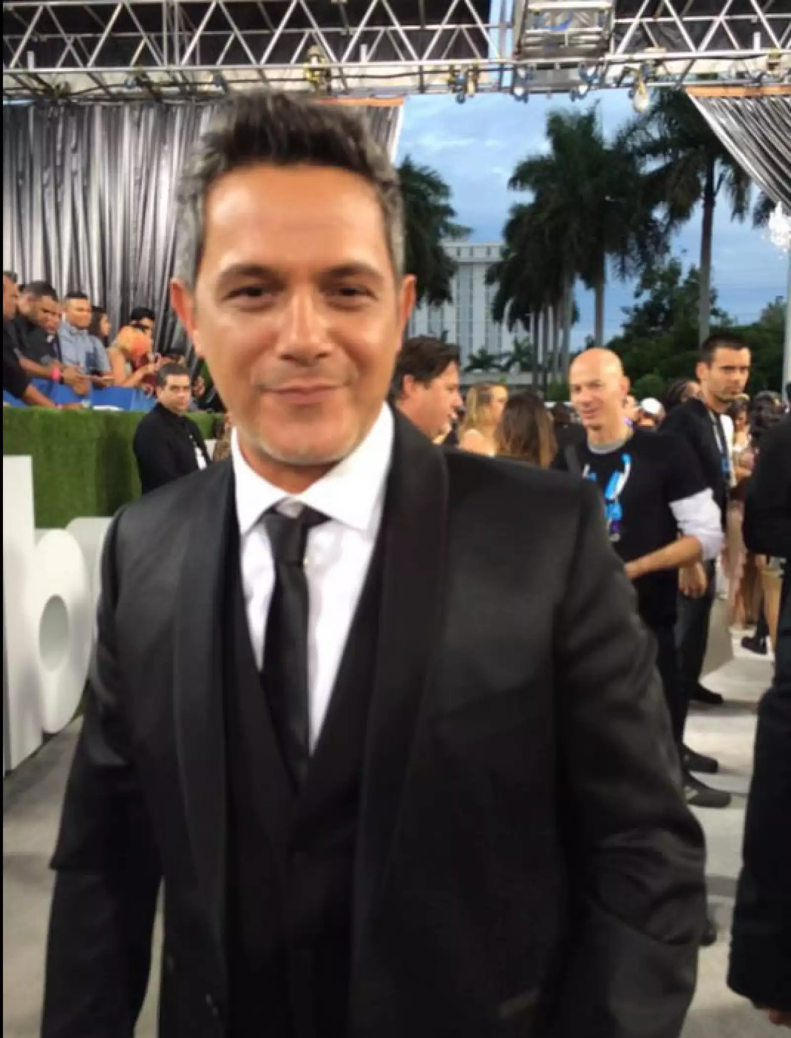 Aunque no pasó por la alfombra Alejandro Sanz fue muy ovacionado a su llegada.