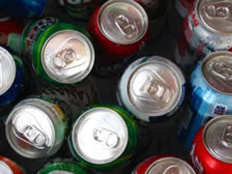 Los refrescos suelen contener mucha azúcar la cual contribuye al sobrepeso de los infantes. (Foto: Especial )