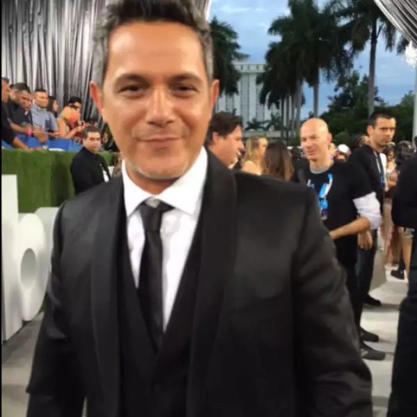 Aunque no pasó por la alfombra Alejandro Sanz fue muy ovacionado a su llegada.