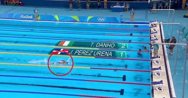 Aquí el momento en el que llega en último lugar.