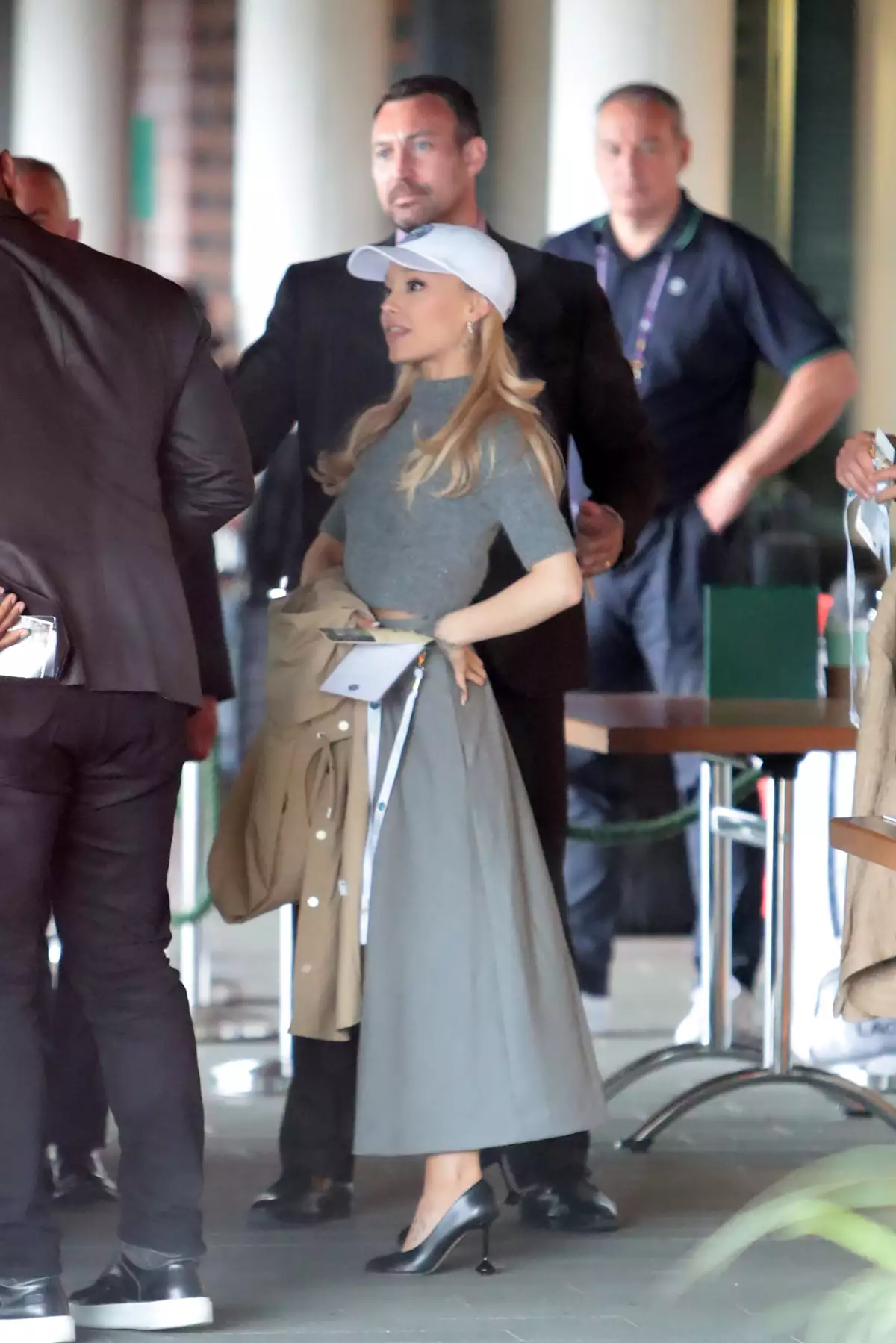 Ariana Grande llevó los zapatos Toy de Loewe en color negro.