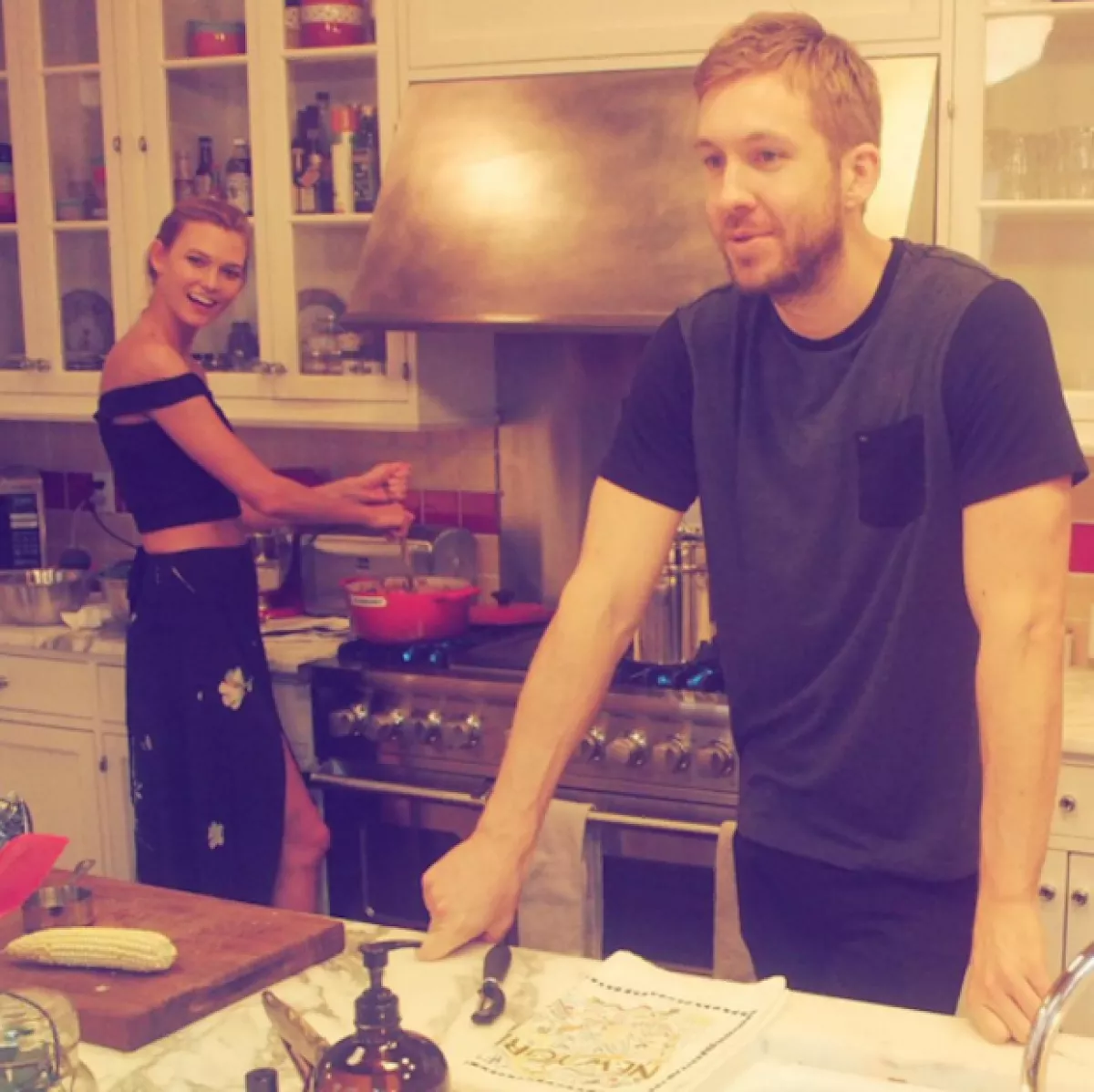 Foto tomada por Taylor en donde aparece Calvin y su mejor amiga, Karlie Kloss.