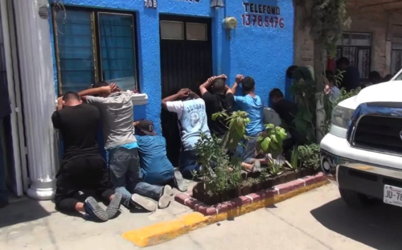 Once hombres fueron detenidos bajo sospecha de maltratar y abusar de las mujeres y los niños y hay órdenes de detención contra otros 11.