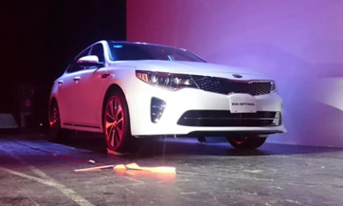 El Kia Optima está equipado con cargador inalámbrico de celulares y audio envolvente. (Foto: Tomada de @KiaMotorsMexico )