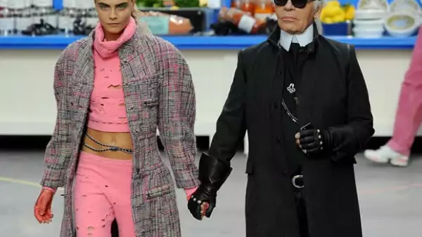 Karl Lagerfeld convirtió el Grand Palais de París en un enorme supermercado, que sirvió de fondo para presentar una colección igual de impactante.