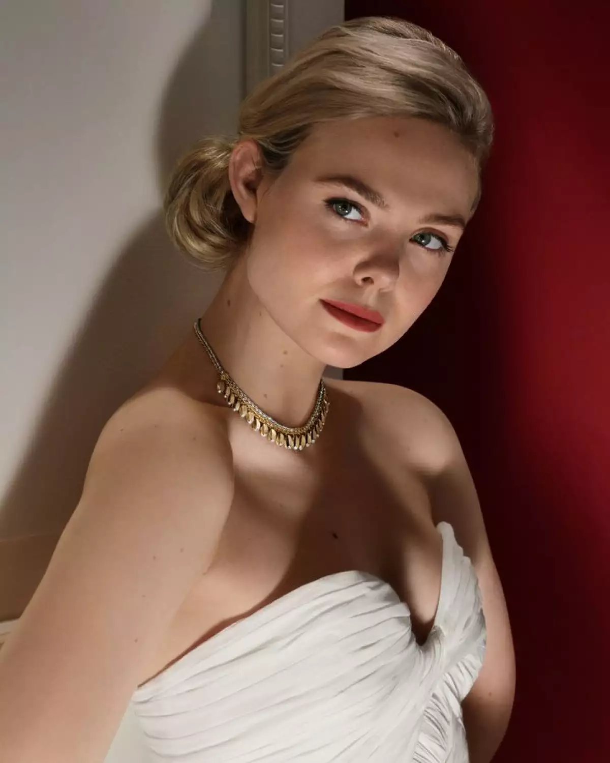 Elle Fanning rinde homenaje a Grace Kelly en la nueva campaña de Cartier.