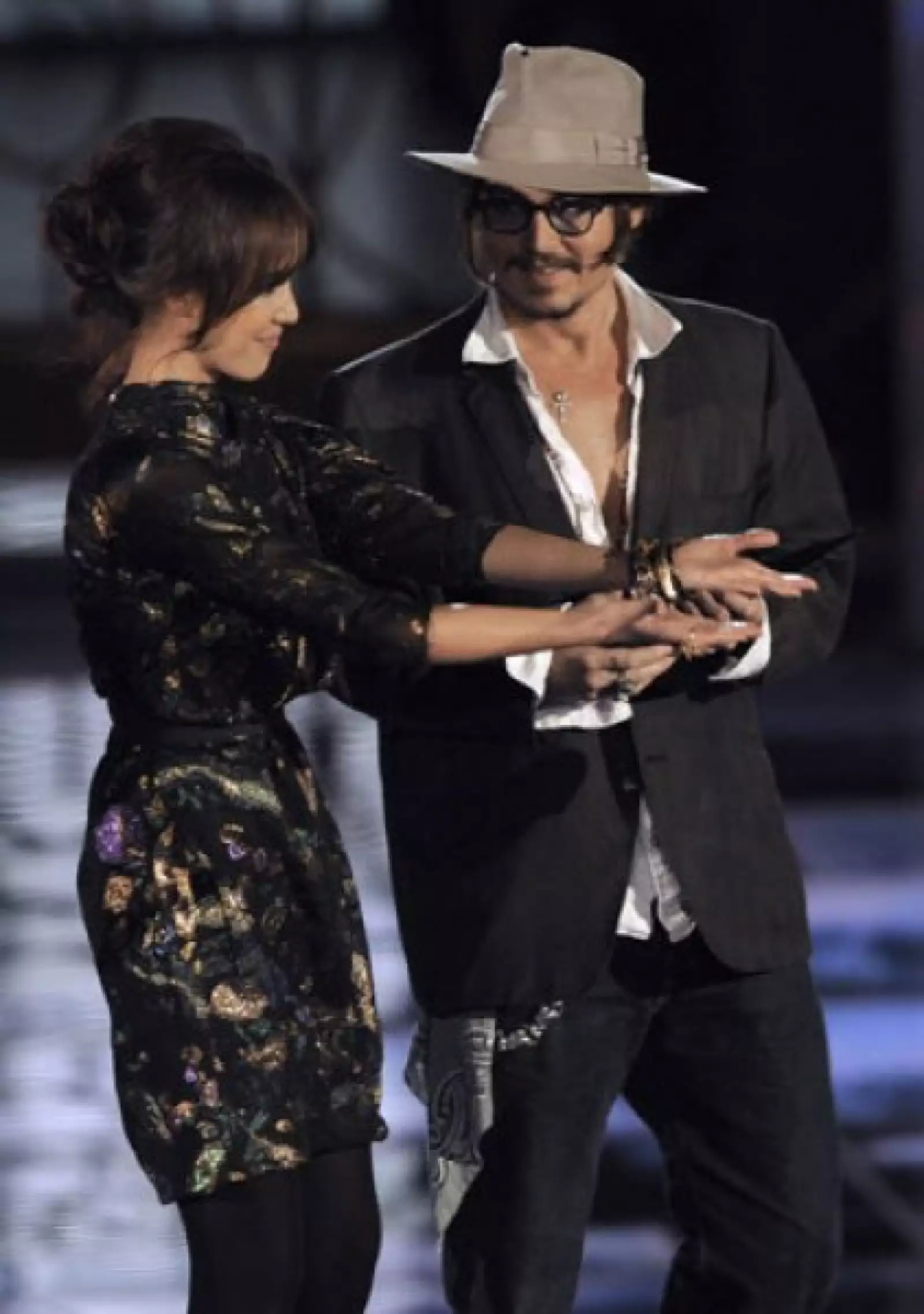 Jessica Alba platicó con Johnny Depp durante la ceremonia y antes de entregar uno de los premios.