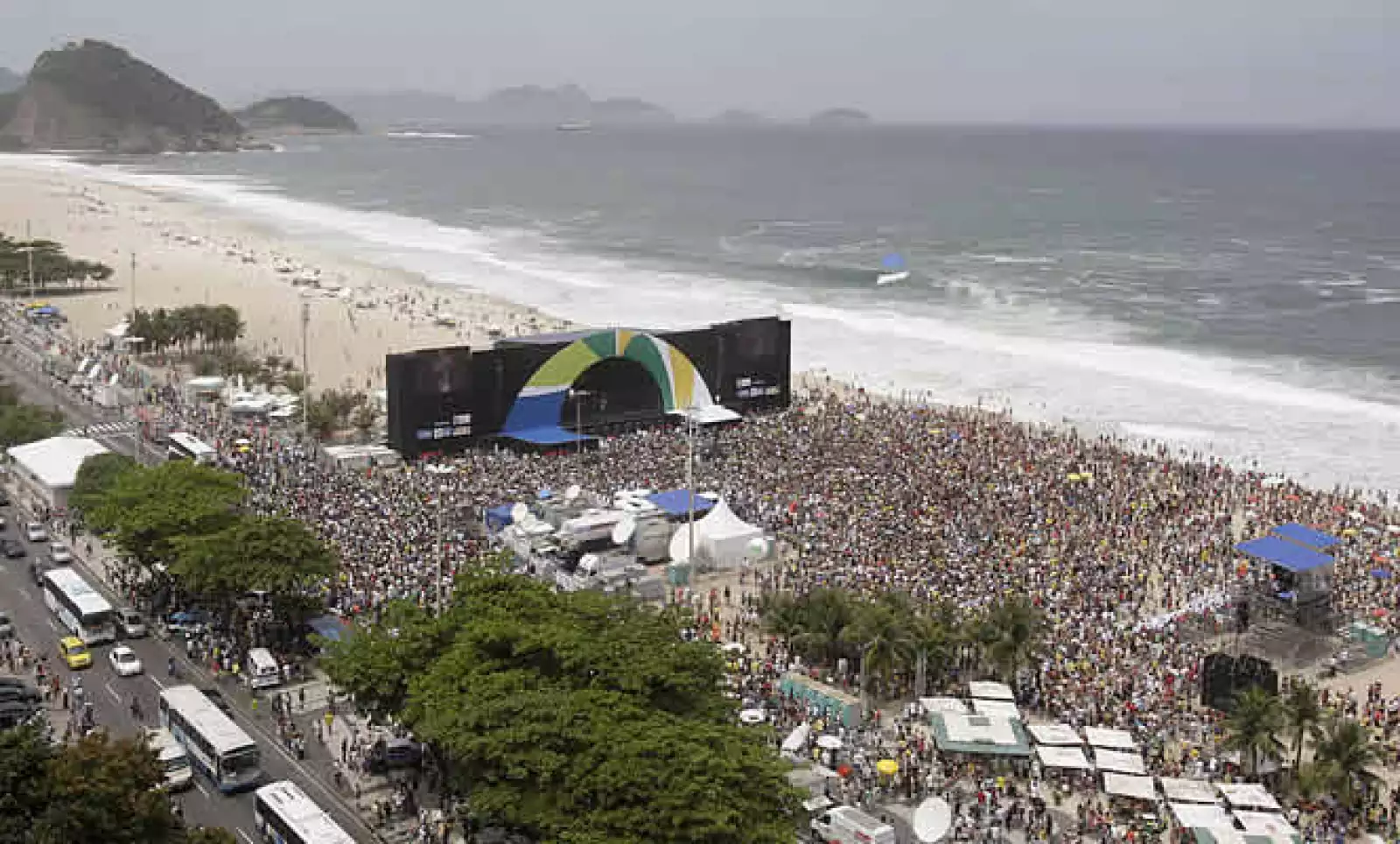 Miles de personas festejaron el viernes en la playa de Copacabana, a ritmo de samba y jugando con globos, que Brasil ganó la sede olímpica a Madrid, Chicago y Tokio.