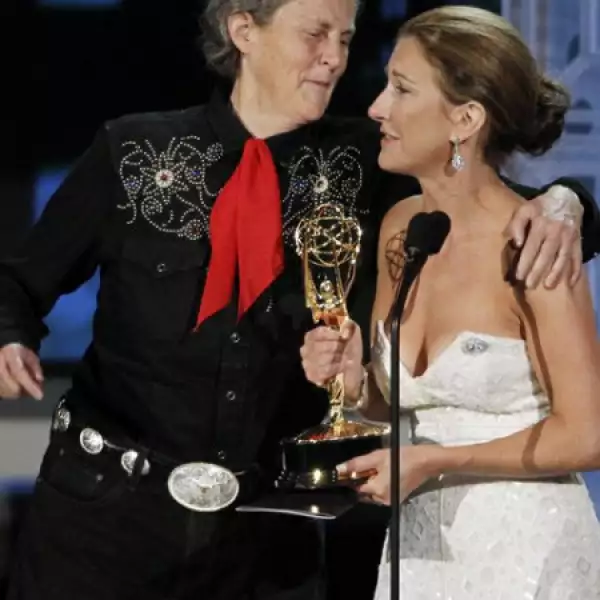 La apararición de la verdadera Temple Grandin (Der) con movio no sólo a la productora Emily Gerson Saines (Izq) sino al público en general.