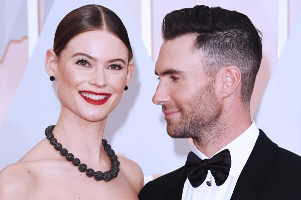 Adam Levine y Behati Prinsloo su historia de amor en fotos