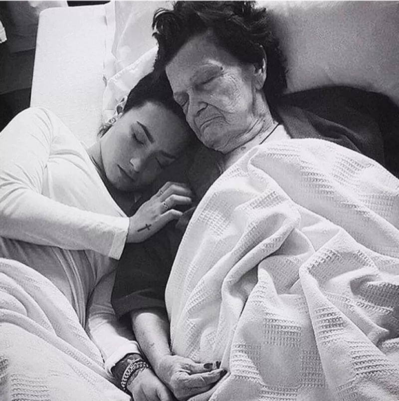 La cantante expresó su sentir a través de sus redes sociales con varios post en los que lamentaba la muerte de su bisuabuela.