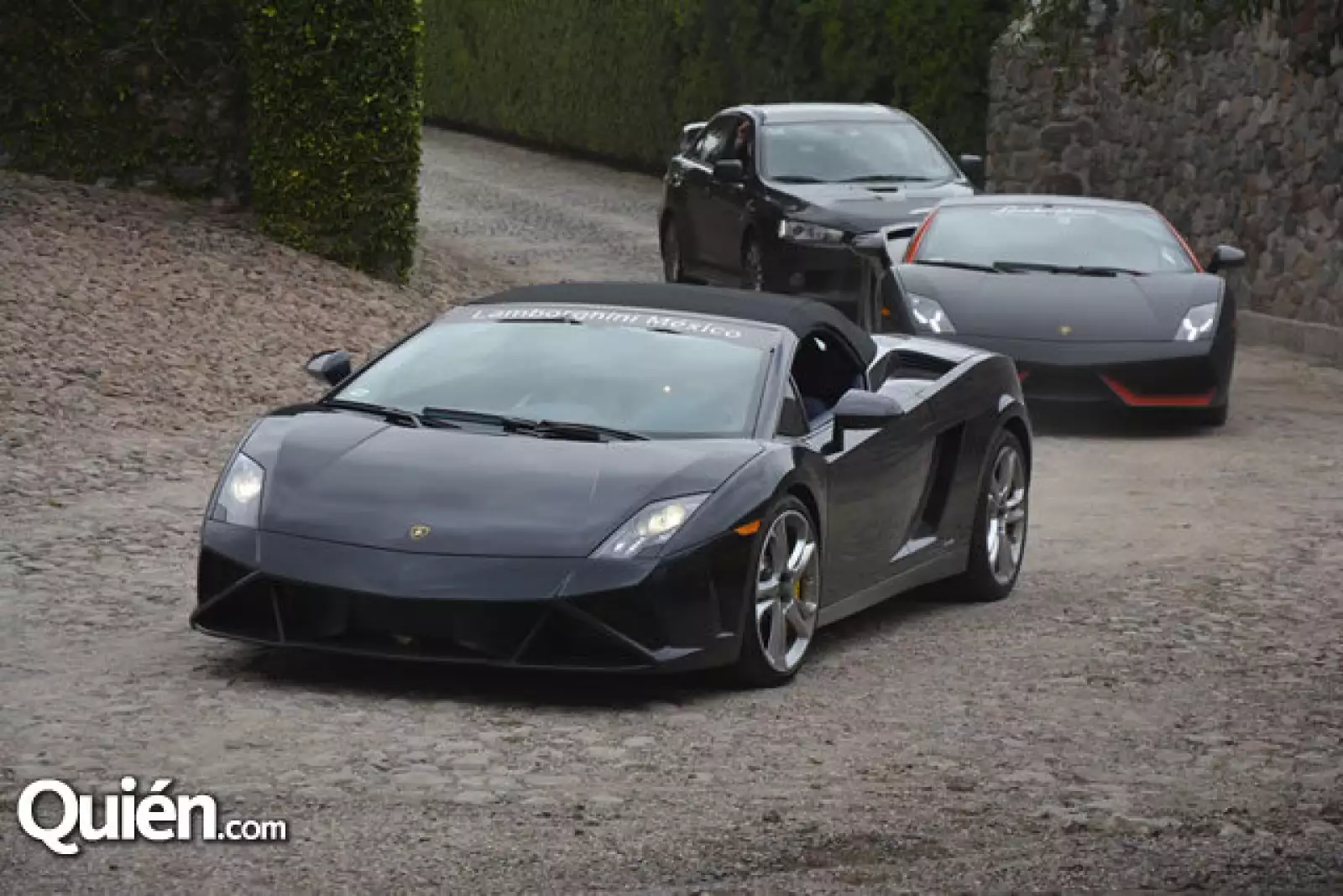 Modernos automóviles de colección,hicieron su presencia para deleite de los invitados