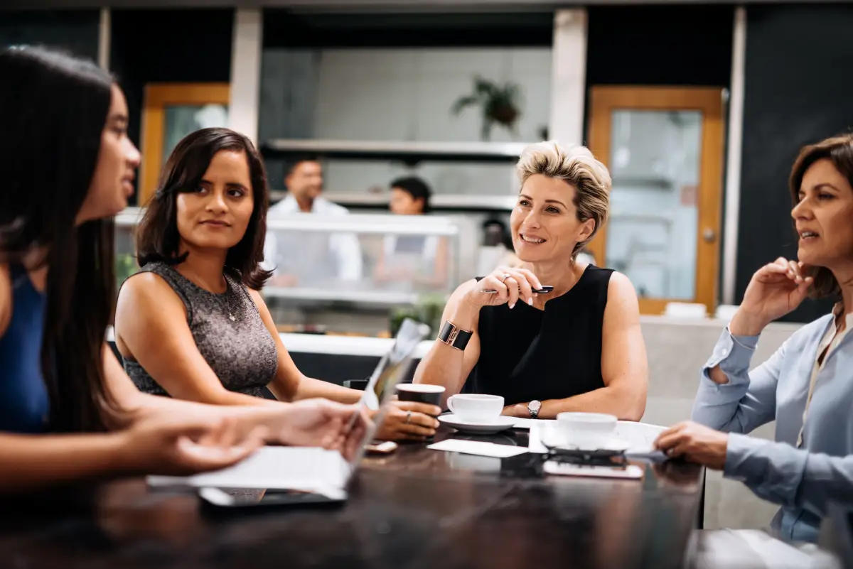 Mujeres networking.