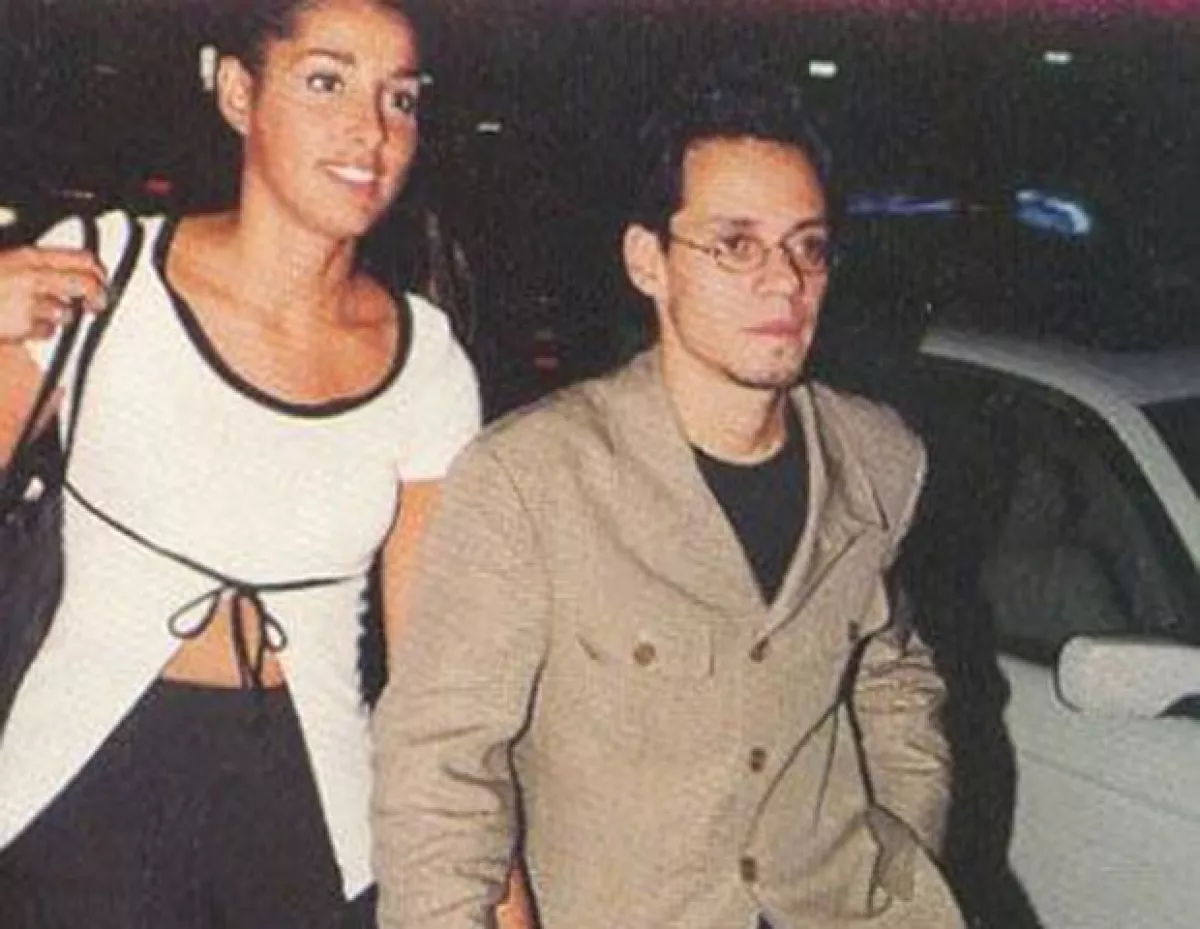 En esta foto el cantante aparece con Debbie Rosado, una policía con la que tuvo un hijo.