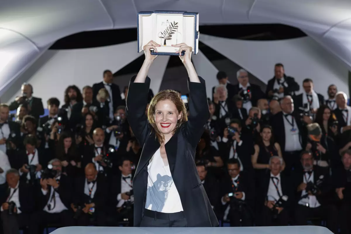  Justine Triet con la Palma de Oro de Cannes. 