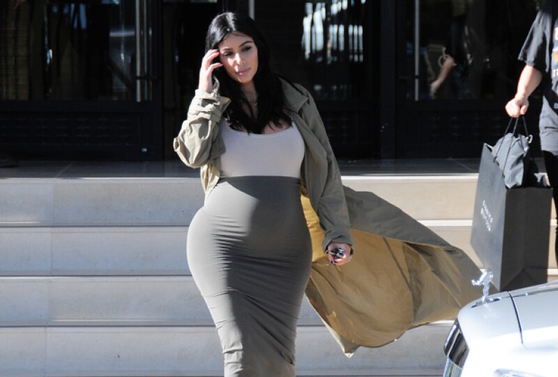 Así fue captada Kim Kardashian luciendo su embarazo, al salir de una tienda en Beverly Hills.