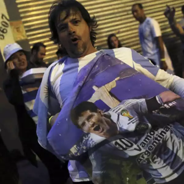 . Messi, la gran figura del equipo, cumplió marcando el primer penal de la tanda que otorgó cierta tranquilidad a Argentina.