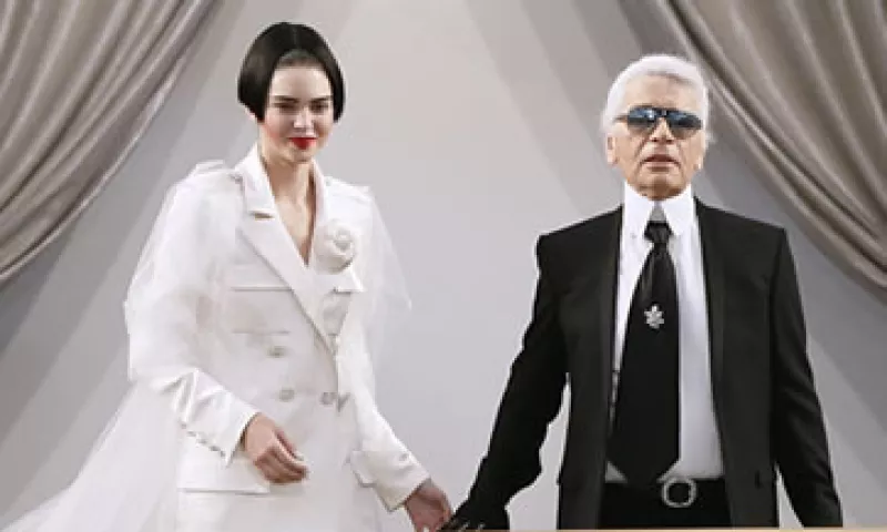 Kendall Jenner portando el saco de Chanel, junto a Karl Lagerfeld. (Foto: AFP)