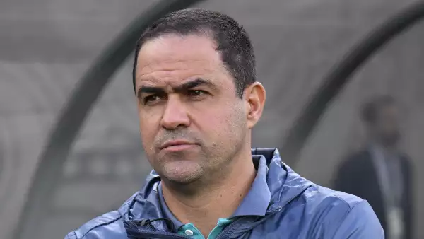 Foto del director técnico del América, André Jardine, con el uniforme del equipo.