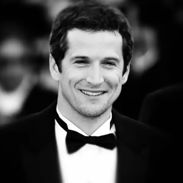 Canet es un joven que sabe como mantener el balance su estilo. En un día de invierno puede usar gabardinas de color madera y unos buenos jeans mientras que en alguna premiación lo podemos ver usand...