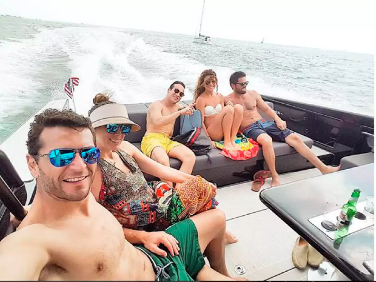 La conductora tapatía, su esposo y sus hijas Jackita y Caro pasaron la Pascua a bordo de un yate y compartieron estas fotos de su gran celebración familiar.