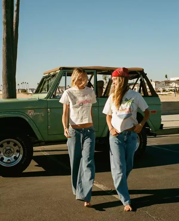 graphic tee con jeans.jpg