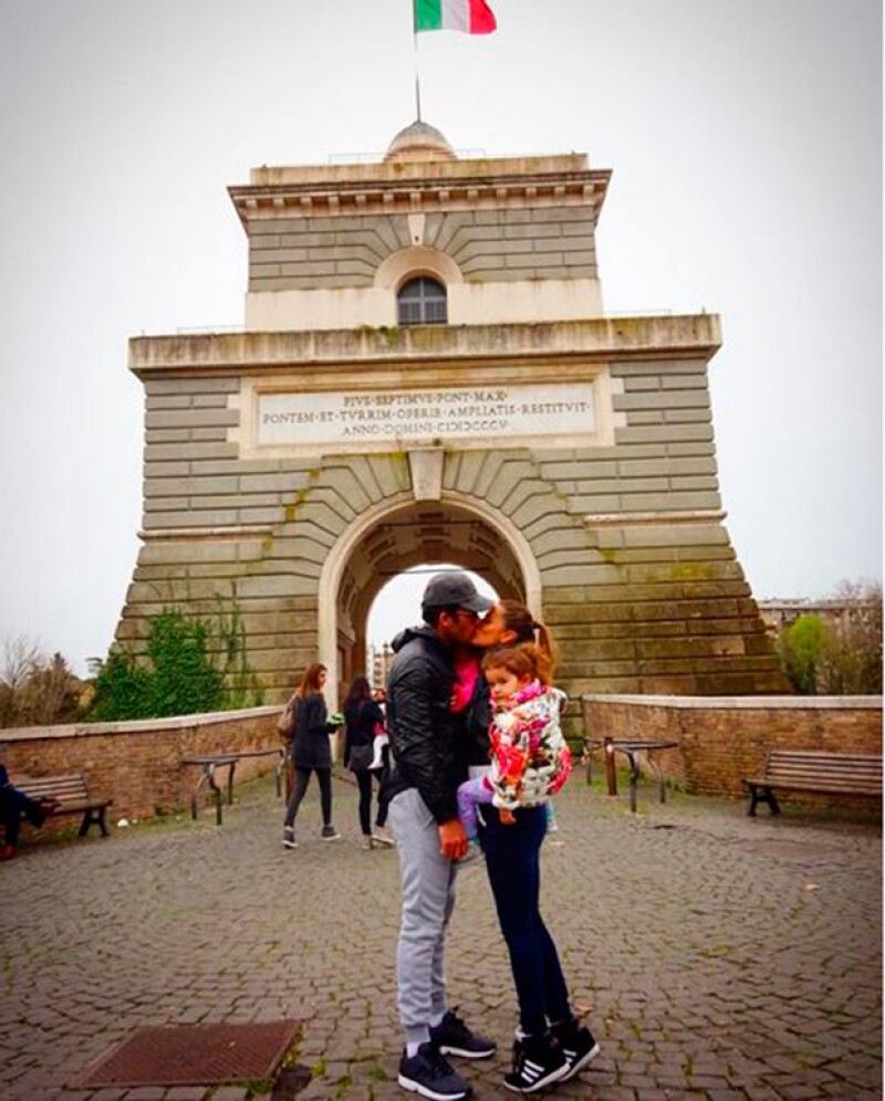 La familia está en Italia, donde Lola Ponce protagonizará la puesta en escena Notre Dame de París.