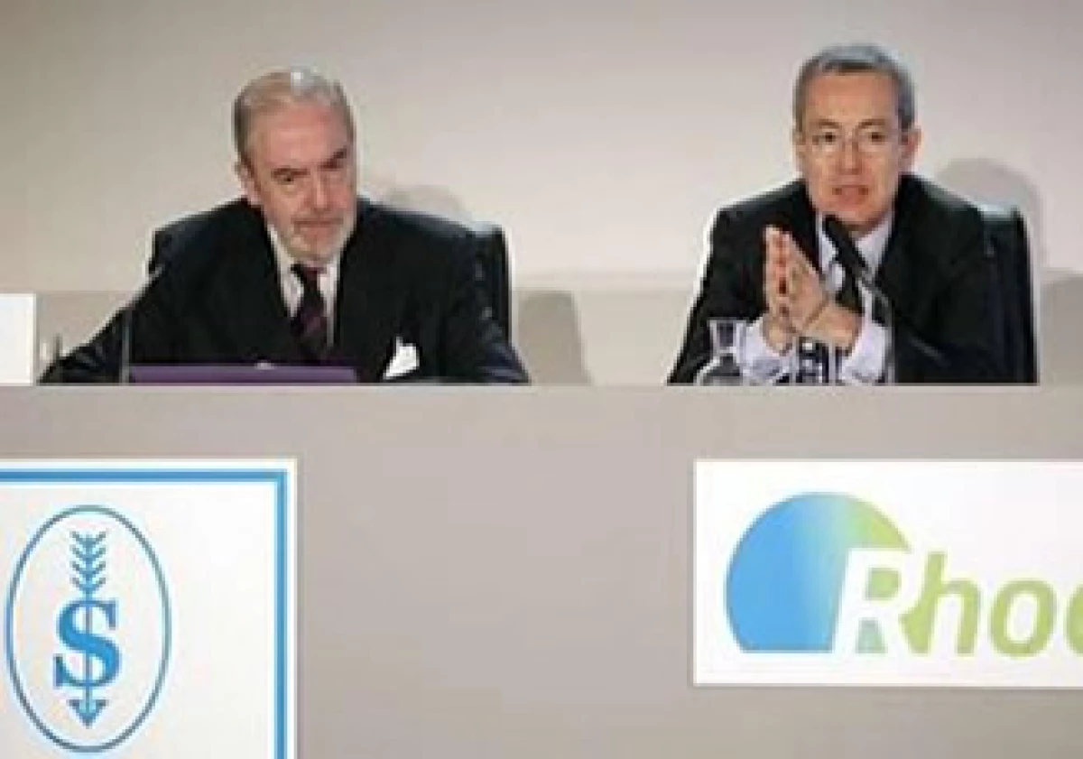 Los directores ejecutivos Christian Jourquin y Jean-Pierre Clamadieu, de Solvay y Rhodia, respectivamente durante la conferencia de prensa de este lunes. (Foto: Reuters)