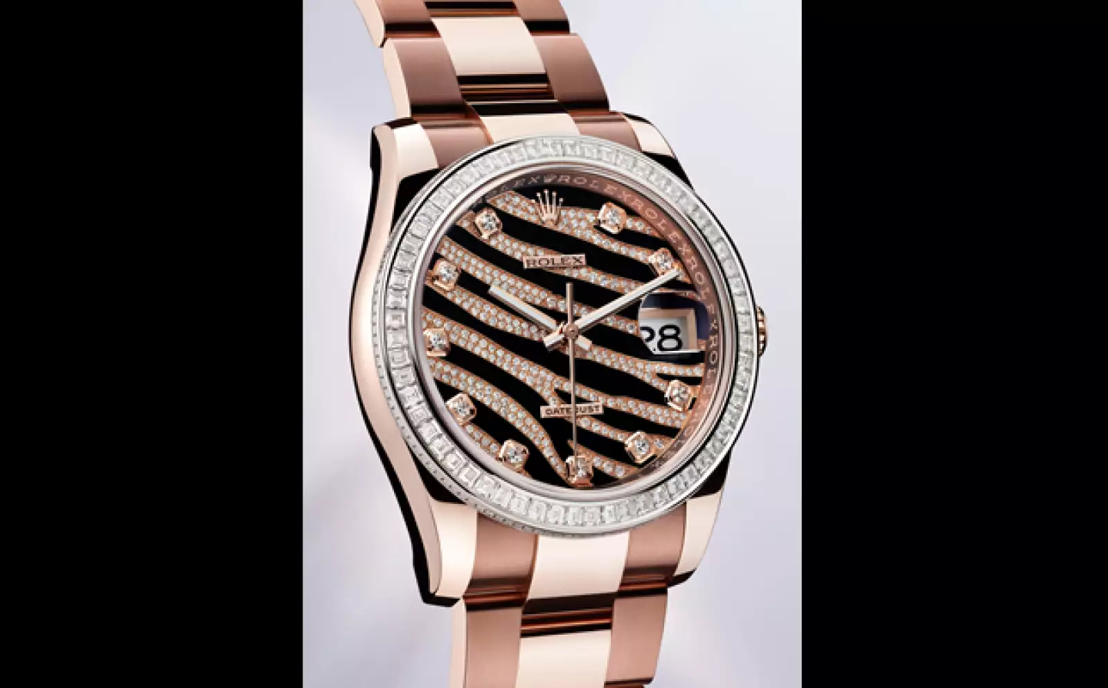 Su caja Oyster Perpetual se reinventa en Everose, el oro rosa creado por Rolex, destacan sus 60 diamantes corte baguette en homenaje a los segundos y 120 diamantes que decoran el límite de su carátula.