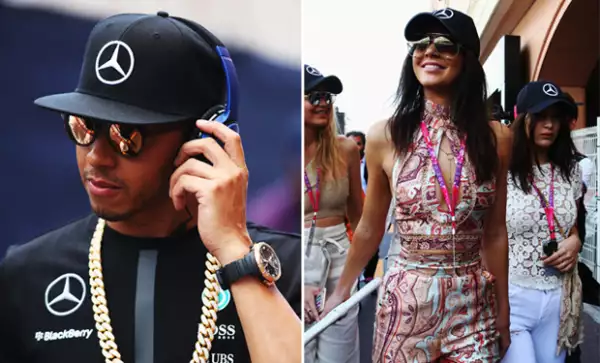 Todo indica que después de la carrera Lewis le prestó su vistosa cadena dorada a la guapa socialité.