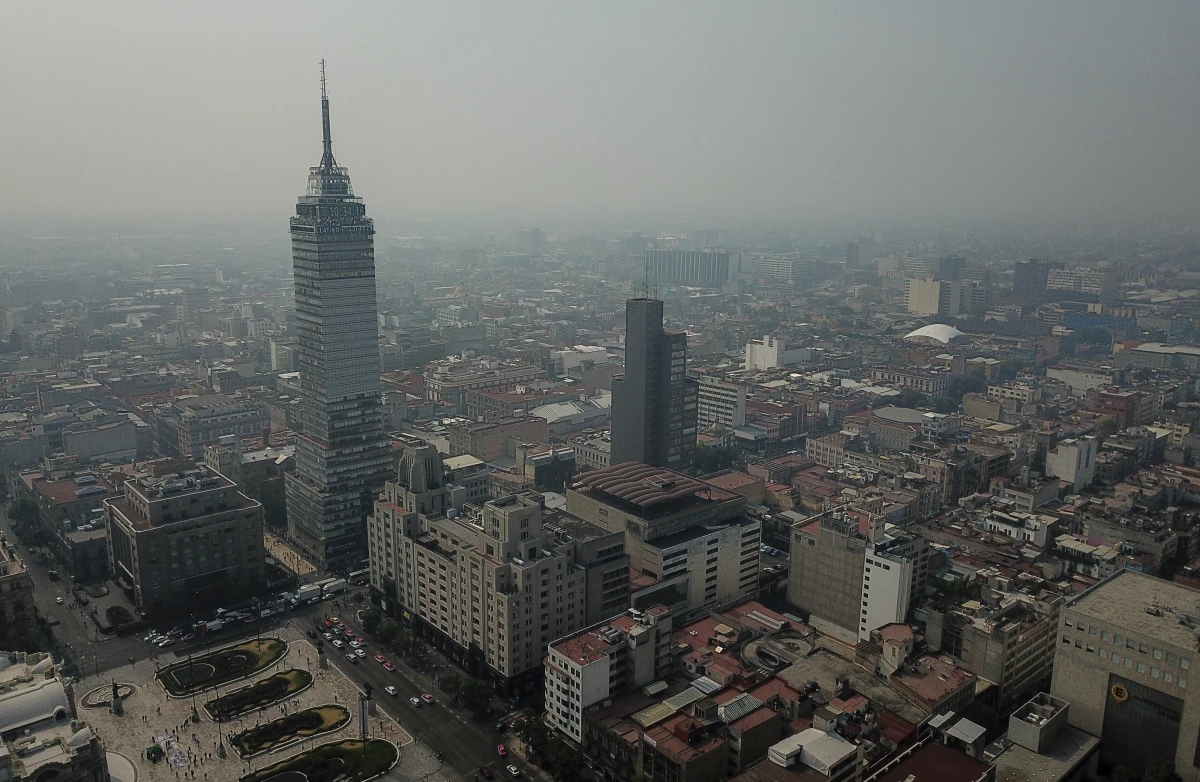 La CAme activa la contingencia ambiental este 21 de mayo. (Vista panorámica del centro de CDMX contaminada).