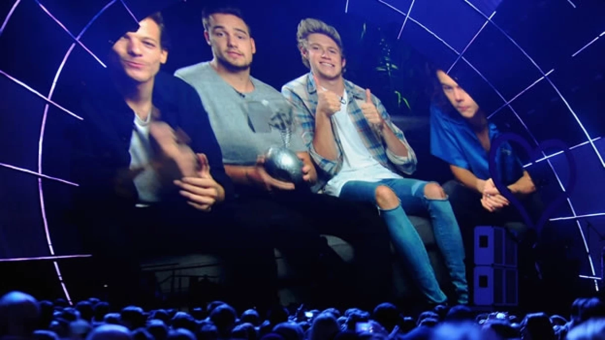 Cuatro de los cinco integrantes de One Direction agradecieron a sus fanáticos ser los máximos ganadores de los MTV EMA 2014