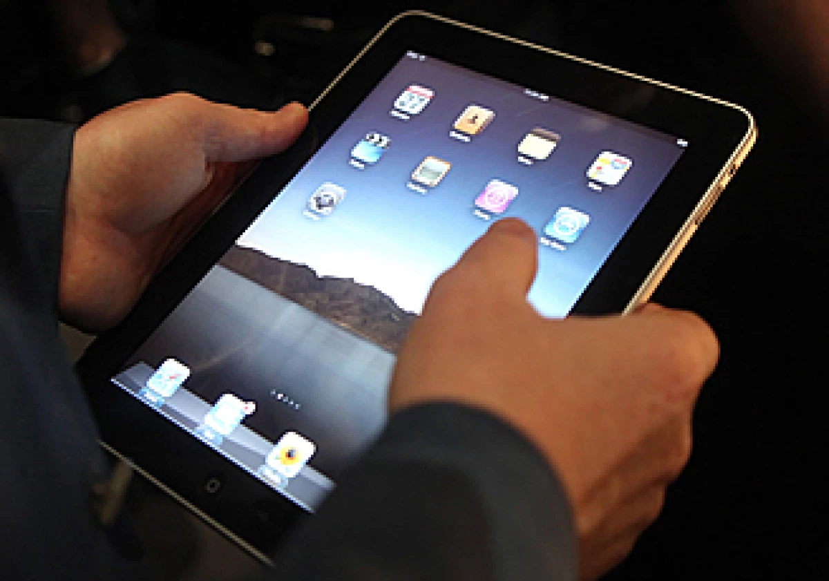 El aparato tecnológico, iPad, será vendido y distribuido por Apple con opción a servicios de enlace de datos 3G con AT&T por 29.99 dólares con acceso a datos e internet ilimitados. (Foto: Reuters)