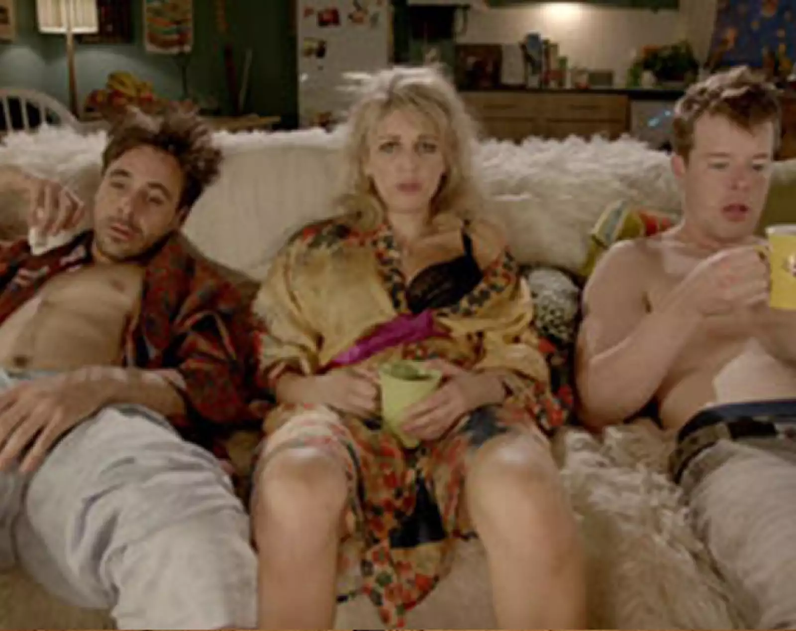 La serie habla de tres amigos, dos hombres y una mujer, que hacen un trío. Para la sorpresa de todos, la mujer queda embarazada y en lugar de abortar al bebé, los amigos deciden críar al bebñe juntos.