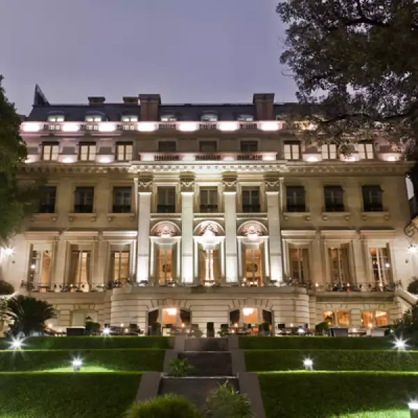 El hotel Palacio Duhau - Park Hyatt Buenos Aires es un edificio que une el resplandor del antiguo palacio francés de principios de siglo, con amenidades diseñadas y adaptadas por el arquitecto Celedonio Lohidoy.