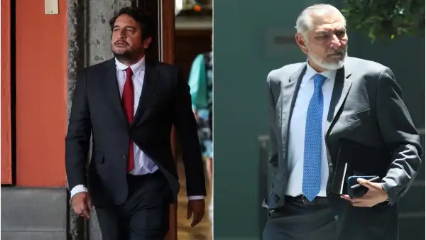 Del lado izquierdo, Andrés Manuel López Beltrán caminando y del lado derecho el senador Adán Augusto López Hernández.