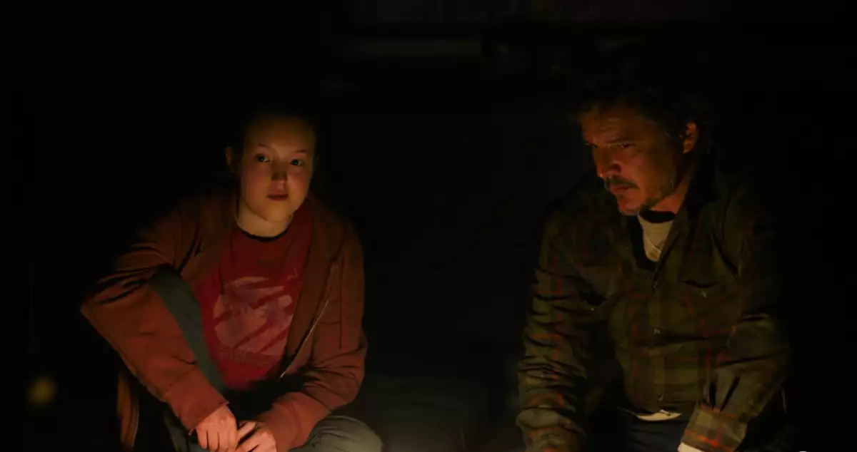 Escena de la serie The Last of Us, que muestra a Bella Rampsey como Ellie y a Pedro Pascal como Joel.