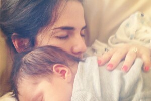 La actriz tomó una siesta con este adorable bebé.